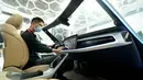 Seorang staf memperagakan solusi otomotif cerdas yang dikembangkan oleh Huawei dalam Pameran Otomotif Internasional Beijing 2020 di Beijing, China, 26 September 2020. Ajang ini mulai digelar pada Sabtu (26/9). (Xinhua/Chen Jianli)
