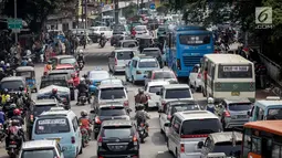 Sejumlah kendaraan terjebak kemacetan di kawasan Terminal Kampung Melayu menuju Jatinegara, Jakarta, Kamis (25/5). Kemacetan tersebut imbas banyaknya warga yang mendatangi lokasi bom Kampung Melayu. (Liputan6.com/Faizal Fanani)