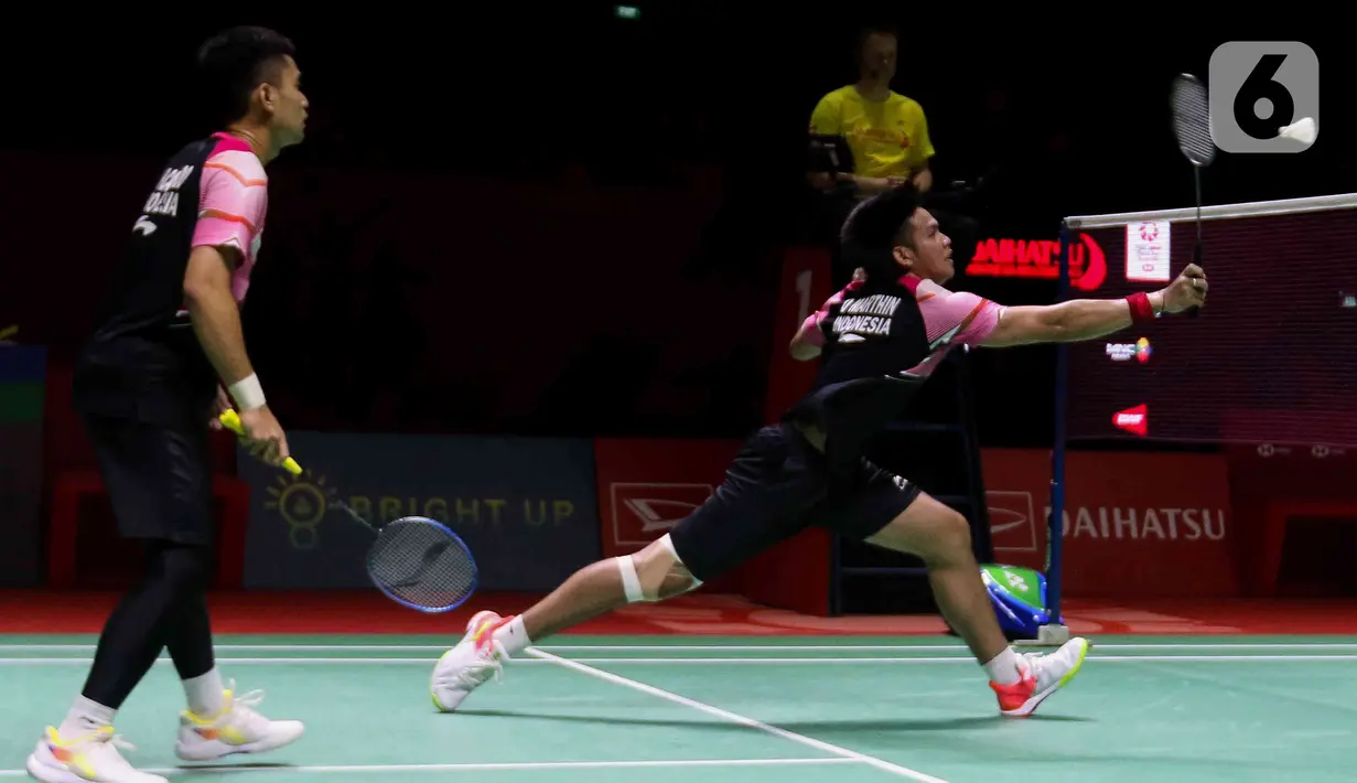 Pebulu tangkis ganda putra Indonesia Leo Rolly Carnando/Daniel Marthin saat bertanding melawan He Ji Ting/Zhou Hao Dong dari China dalam pertandingan babak final Indonesia Masters 2023 di Istora Senayan, Jakarta Pusat, Minggu (29/1/2023). Leo Rolly Carnando/Daniel Martin keluar sebagai juara Indonesia Masters 2023 seusai mengandaskan pasangan China, He Ji Ting/Zhou Hao Dong dua game langsung dengan skor 21-17, 21-16.  (Liputan6.com/Herman Zakharia)