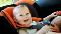 Anda yang gemar mendudukkan bayi di mobil entah dengan alat atau dengan bantuan alat duduk lain perlu mewaspadai peringatan ini.