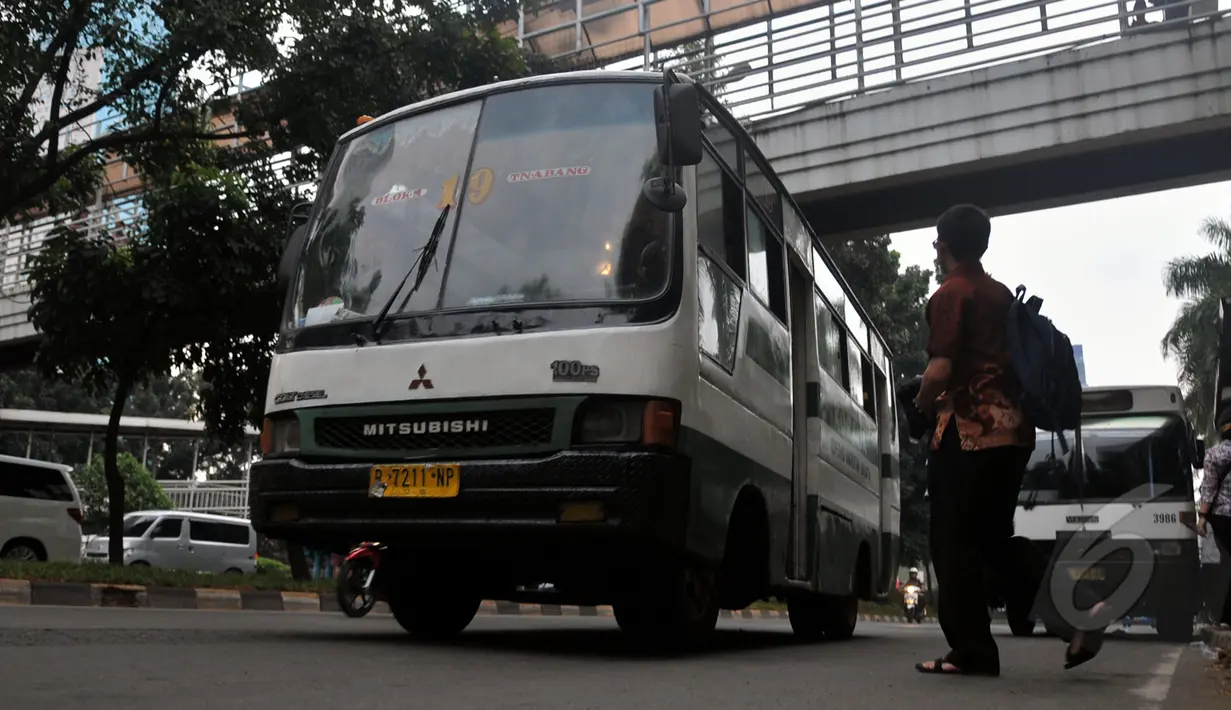 Ahok menilai Bus Kopaja mini sudah tidak layak beroperasi di Jakarta, Jumat (8/5/2015). Pemerintah Provinsi DKI Jakarta secara bertahap membenahi angkutan masal tersebut. (Liputan6.com/Johan Tallo)