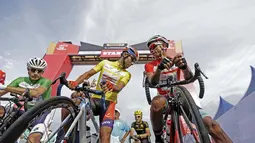Amir Kohladouz dan Dady Suryadi (kanan) saling melempar senyum sebelum start pada etape 7 Tour de Singkarak 2016 di Kabupaten Sijunjung, Jumat (12/8/2016). (Bola.com/Nicklas Hanoatubun)