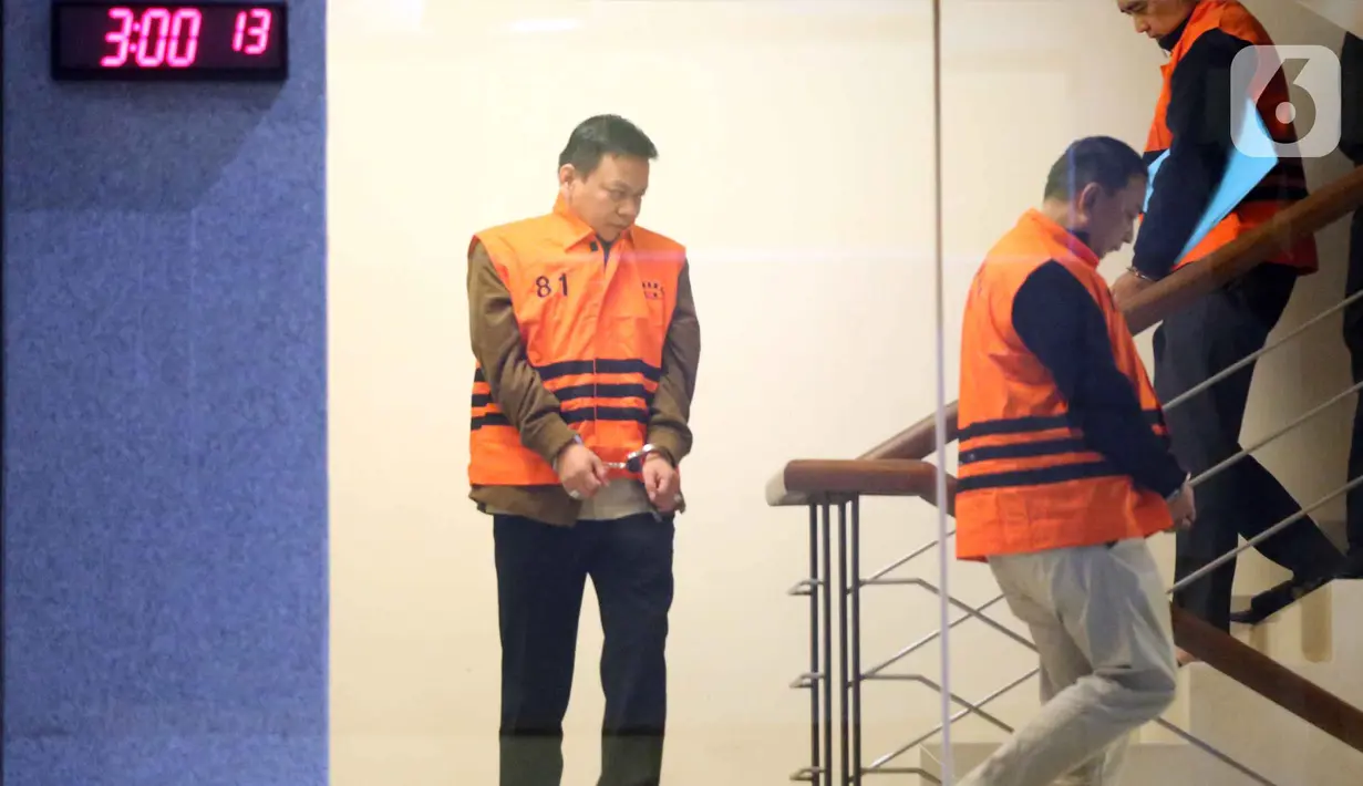 Mereka adalah I Wayan Eka Mariarta (Ketua) dan Bambang Setyawan (Wakil Ketua), dan Yohansyah Maruanaya (Jurusita). Tampak dalam foto, Wakil Ketua Pengadilan Negeri Depok, Bambang Setyawan (kiri) berjalan menuju mobil tahanan di Gedung Merah Putih Komisi Pemberantasan Korupsi (KPK), Jakarta, Sabtu (7/2/2026). (Liputan6.com/Helmi Fithriansyah)