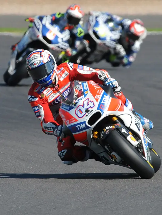 Pembalap Tim Ducati Corse, Andrea Dovizioso memacu motornya selama balapan GP Inggris di Sirkuit Silverstone, Minggu (27/8). Dovizioso mampu menyalip Rossi, dan finis di posisi terdepan dengan catatan waktu 40 menit 45,486 detik. (AP Photo/Rui Vieira)