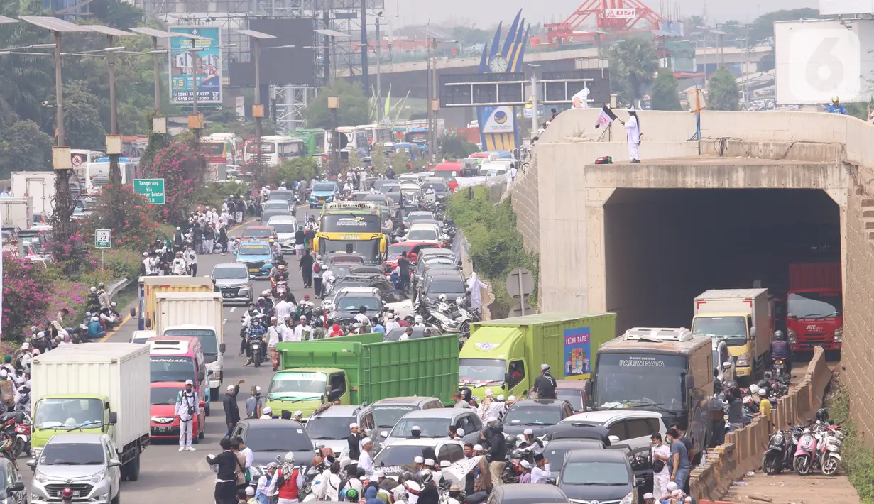 Massa memadati akses tol bandara Soekarno Hatta di Tangerang, Banten, Selasa (10/11/2020). Mereka bertujuan menjemput kedatangan Rizieq Shihab. (Liputan6.com/Angga Yuniar)