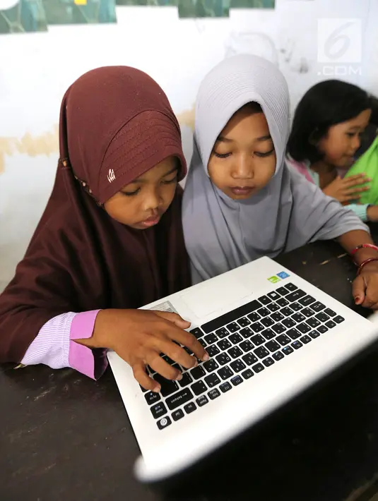 Anak-anak belajar internet saat pelatihan Kebumen Desa Digital di Desa Tambakprogaten, Kabupaten Kebumen, Jateng, Minggu (6/5). Program desa digital akan menyasar pada bidang peternakan, pertanian, pariwisata, dan UMKM. (Liputan6.com/Fery Pradolo)
