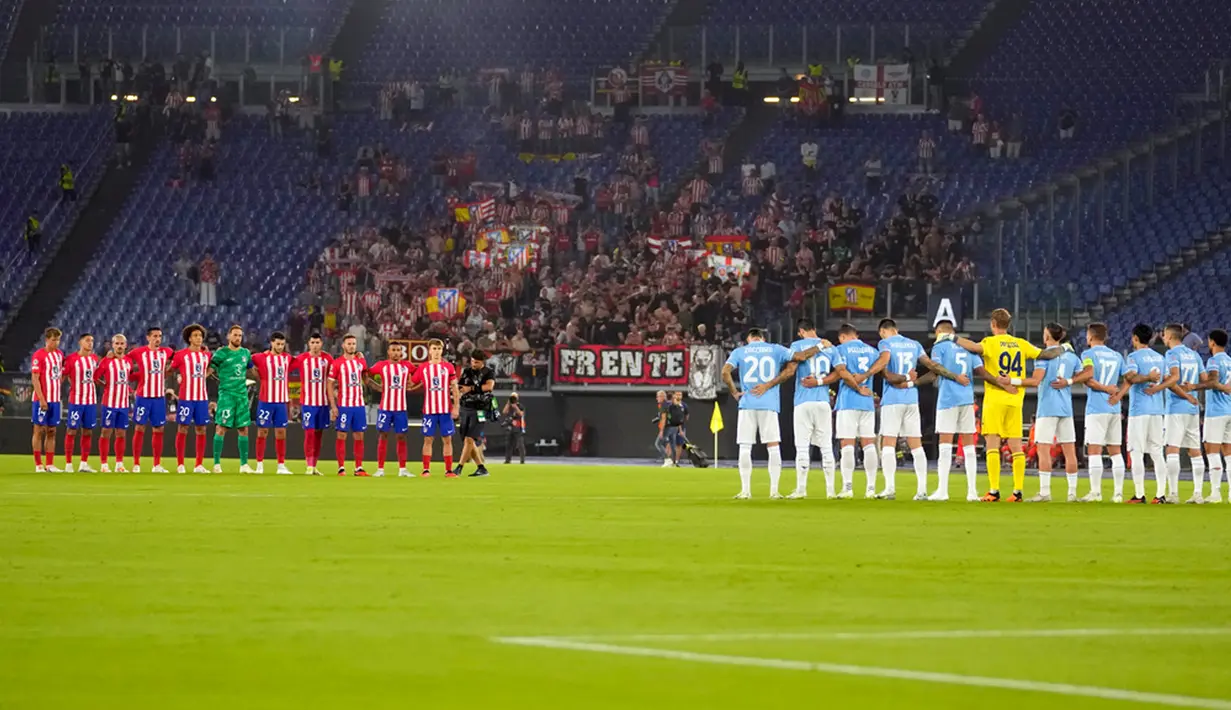 Pemain Lazio dan Atletico Madrid mengheningkan cipta untuk mengenang para korban banjir Libya dan gempa Maroko sebelum pertandingan sepak bola Grup E Liga Champions  di Stadion Olimpiade Roma, Roma, Italia, Selasa (19/9/2023). Banjir Libya menewaskan lebih dari 11.000 orang dan 10.100 lainnya hilang, sementara gempa Maroko menewaskan setidaknya 2.900 orang. (AP Photo/Andrew Medichini)