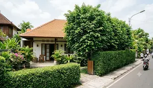 6 Ide Pagar Rumah dengan Glodokan Tiang agar Lebih Teduh dan Privat
