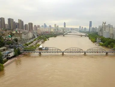 Foto dari udara memperlihatkan pemandangan Sungai Kuning di Chengguan, Kota Lanzhou, Provinsi Gansu, China, Selasa (21/7/2020). Stasiun hidrologi Lanzhou di Sungai Kuning menyaksikan banjir kedua tahun ini dengan aliran air mencapai 3.000 meter kubik per detik. (Xinhua/Fan Peishen)