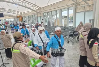 Jemaah haji kloter KJT-04 terbang dari Bandara Internasional King Abdulaziz Jeddah, 5 Juni 2026. (dok. Media Center Haji)