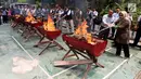 Petugas membakar gula kristal dan daging beku hasil sitaan di Kemendag, Jakarta Kamis (28/9). Petugas berhasil menyita sebanyak 21,3 ton Gula Kristal dan 47,9 ton daging beku kedaluwarsa. (Liputan6.com/JohanTallo)
