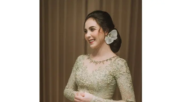 6 Potret Arumi Bachsin saat Pakai Kebaya, Anggun Banget