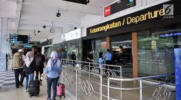 Calon penumpang memasuki pintu keberangkatan di Bandara Halim Perdanakusuma, Jakarta, Rabu (13/2). Jumlah penumpang di jalur penerbangan domestik Bandara Halim menurun sebesar  18,38 persen sejak kenaikan harga tiket pesawat. (Merdeka.com/Iqbal S Nugroho)