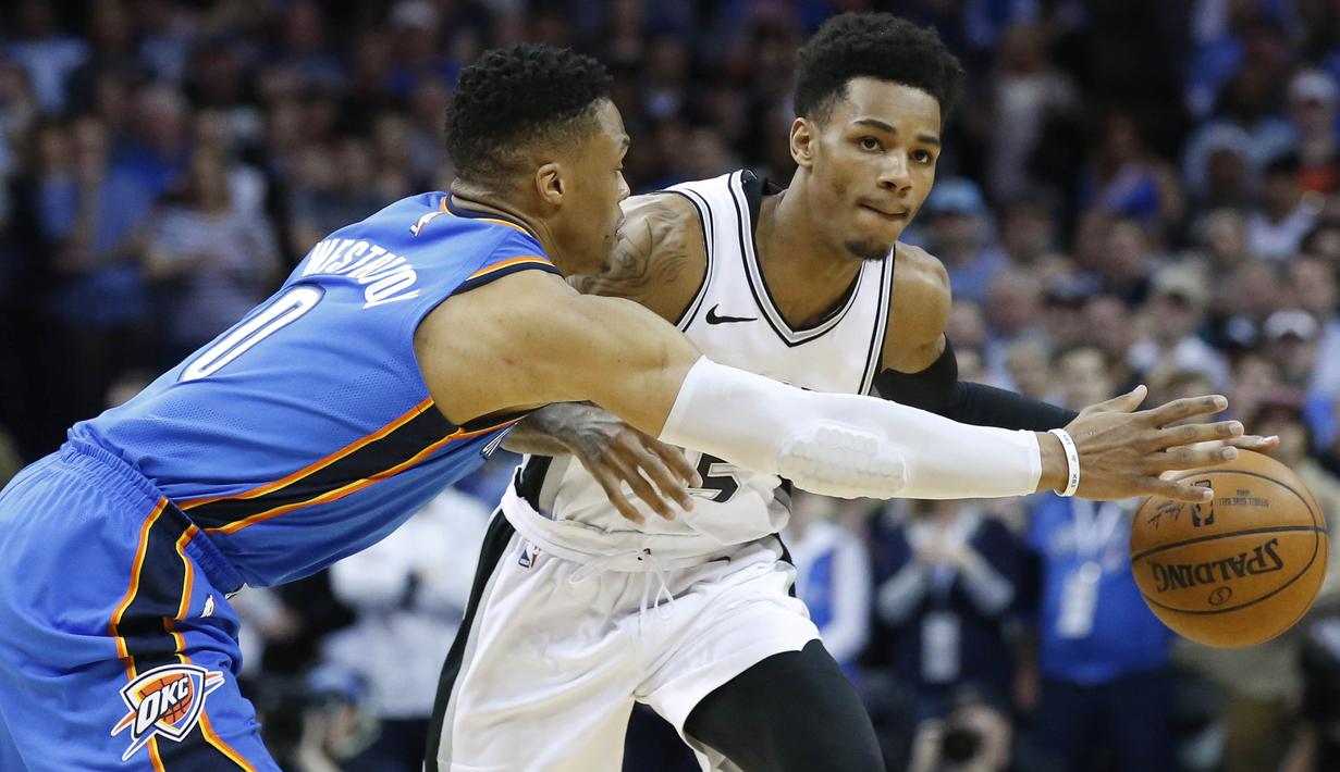 Pebasket San Antonio Spurs, Dejounte Murray, berusaha melewati pebasket Oklahoma City Thunder, Russell Westbrook, pada laga NBA di Chesapeake Energy Arena, Minggu (11/3/2018). Thunder menang 104-94 atas Spurs. (AP/Sue Ogrocki)