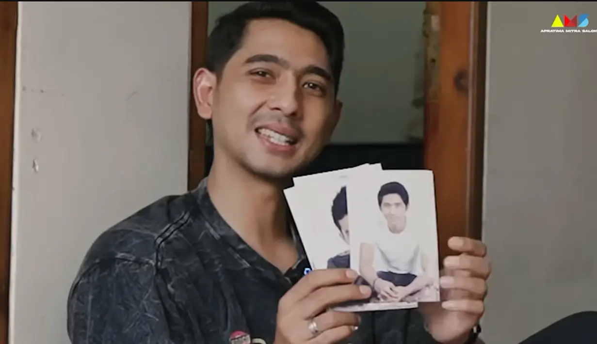 Arya Saloka menunjukkan fotonya yang masih tertinggal di kamar kos-nya. Selain biasa nongkrong di depan pintu, Arya Saloka dan teman-teman bisa santai di atas balkon sembari melihat pemandangan sekitar. [Youtube/Rumah Kelana Pictures]