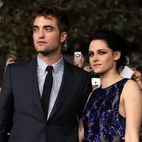 Berikut 5 pasangan selebriti Hollywood yang hubungannya diduga cuma settingan demi kesuksesan karyanya di masa mendatang. (KEVIN WINTER / GETTY IMAGES NORTH AMERICA / AFP)