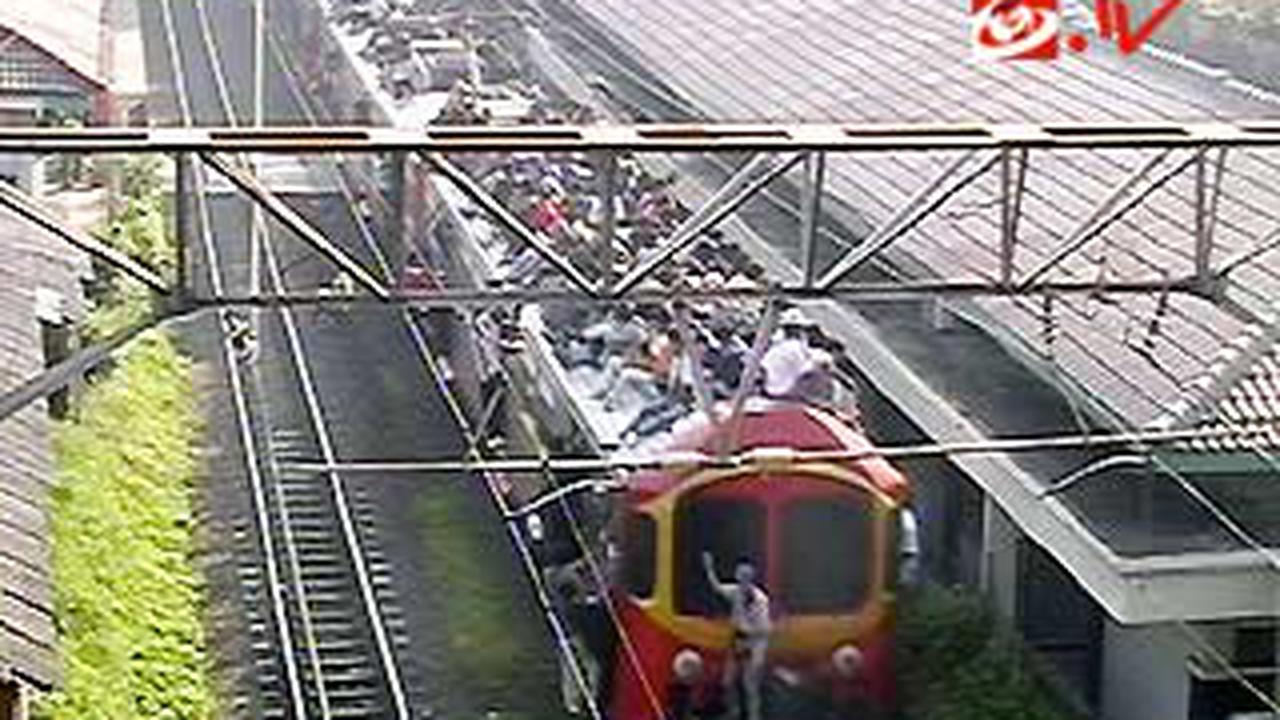 Atap Gerbong Masih Dijejali Penumpang Kereta