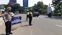 Anggota Polres Depok melakukan filterisasi massa di dekat Flyover UI, Kota Depok, Senin (11/4/2022). Hal ini dilakukan menyusul adanya aksi demo 11 April di Jakarta. (Istimewa)