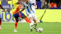 Gelandang Kolombia Jefferson Lerma berebut bola dengan penyerang Argentina Lionel Messi pada pertandingan sepak bola final turnamen Conmebol 2024 Copa America antara Argentina dan Kolombia di Stadion Hard Rock, di Miami, Florida pada 14 Juli 2024.CHARLY TRIBALLEAU / AFP