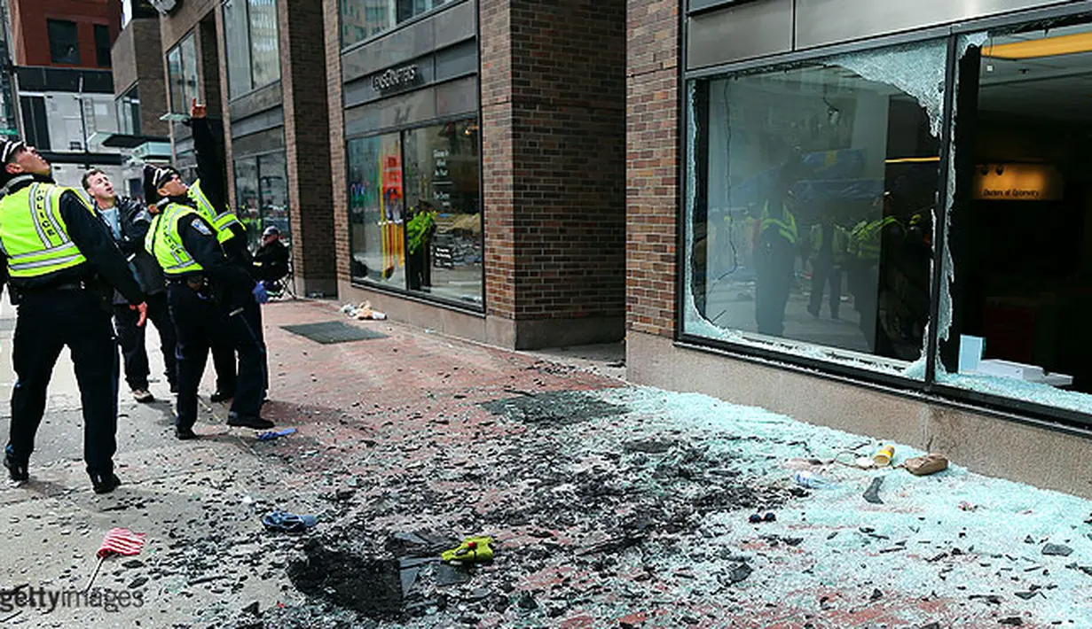 Polisi Boston melihat jendela sumber ledakan pertama. Di Jalan Boylston dekat dengan garis finish.