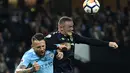 Bek Manchester City Otamendi berebut bola di udara dengan Striker Everton Wayne Rooney saat pertandingan Liga Primer Inggris di Stadion Etihad, Manchester (21/8). (AFP/Oli Scarff)