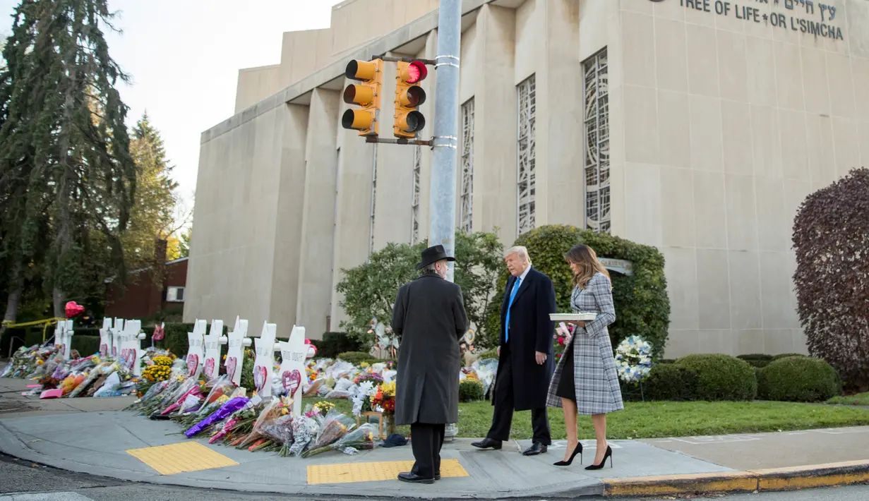 Rabbi Jeffrey Myers (kiri) mendampingi Presiden Donald Trump dan Melania Trump saat mengunjungi monumen peringatan penembakan maut di sinagog Tree of Life, Kota Pittsburgh, Pennsylvania, AS, Selasa (30/10). (AP Photo/Andrew Harnik)
