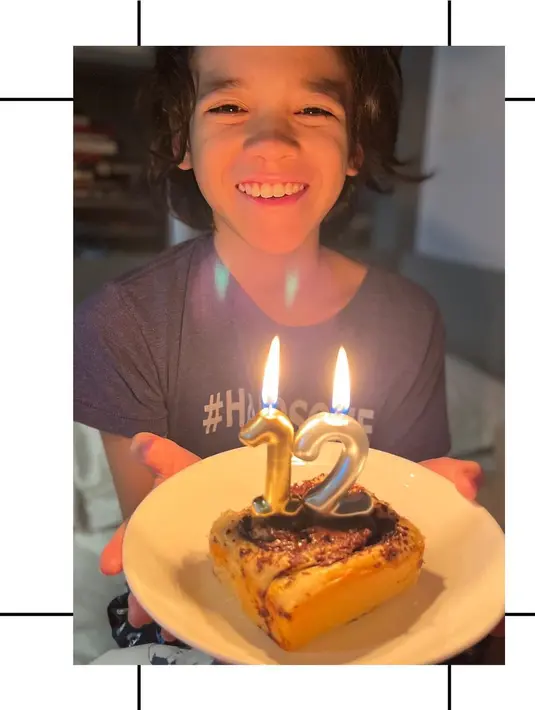 Noah memamerkan kue yang diberikan BCL kepadanya. Wajahnya penuh senyum. (Foto: Instagram/@bclsinclair)