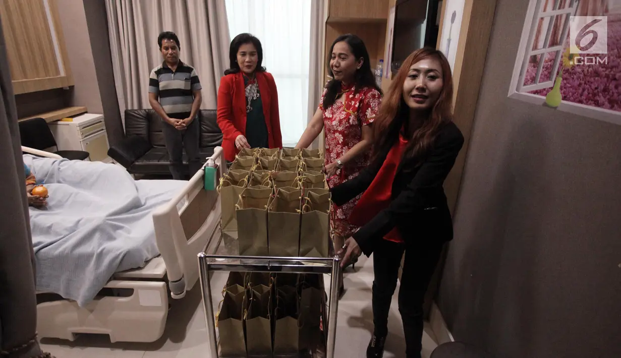 Kegiatan pembagian jeruk pada pasien di RS Siloam, Semanggi, Jakarta, Kamis (15/2). MRCCC Siloam Hospitals Semanggi membagikan jeruk kepada pasien rawat inap dalam rangka Imlek. (Liputan6.com/Arya Manggala)