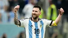 Bintang timnas Argentina, Lionel Messi telah bermain di 5 edisi Piala Dunia sejak 2006. Di setiap Piala Dunia, La Pulga tercatat pernah memiliki pasangan yang berbeda. (AFP/Juan Mabromata)