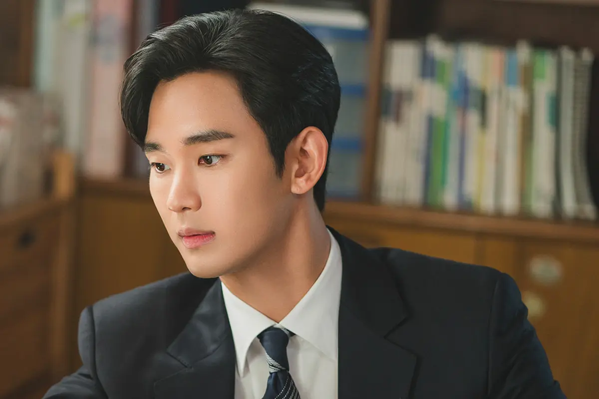 Kim Soo Hyun dalam drakor Queen of Tears. (tvN via Soompi)