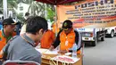 Petugas menindak seorang warga yang tertangkap tangan saat membuang sampah sembarangan di CFD, Jakarta, Minggu (28/1). Petugas juga memberi hukuman sosial atau denda minimal Rp 100.000. (Liputan6.com/Angga Yuniar)