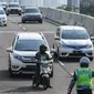 Petugas kepolisian memberhentikan pengemudi ojek online yang melintasi JLNT Kampung Melayu-Tanah Abang, Jakarta, Selasa (25/7). Polisi terus merazia kendaraan roda dua yang melanggar rambu larangan melintas di JLNT tersebut. (Liputan6.com/Faizal Fanani)