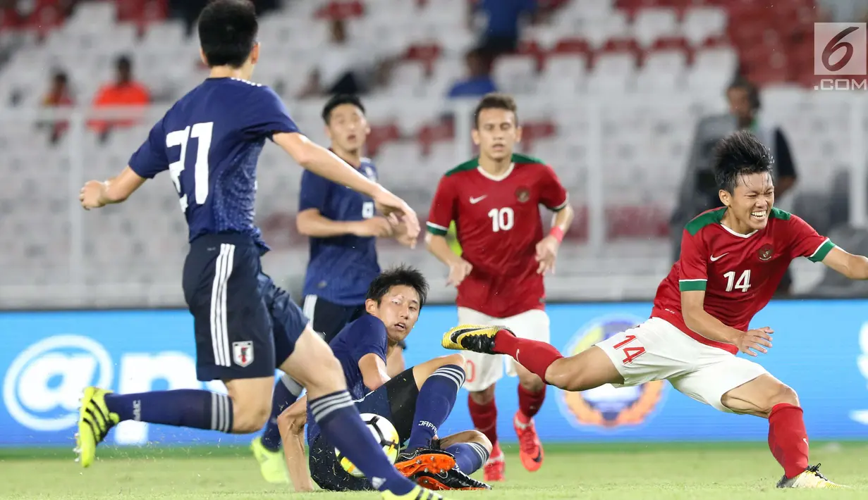 Pesepak bola Jepang U-19 berusaha menghalau Pesepak bola Timnas Indonesia U-19 pada laga uji coba babak pertama di Stadion Utama Gelora Bung Karno (SUGBK), Jakarta, Minggu (25/3). Babak pertama Timnas Indonesia kalah 0-1 (Liputan6.com/Angga Yuniar)