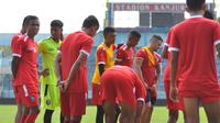 Para pemain Arema FC berlatih di Stadion Kanjuruhan (15/2/2019). (Bola.com/Iwan Setiawan)