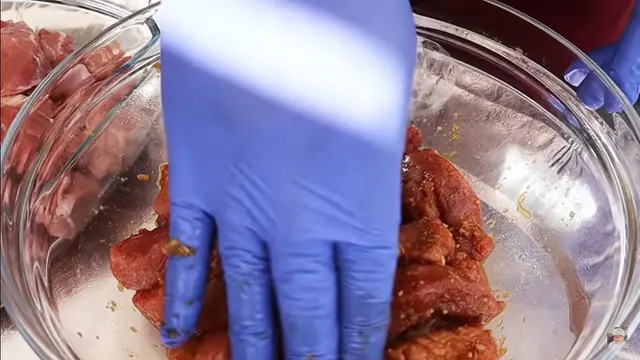 Bukan Nanas atau Daun Pepaya, 2 Bumbu Marinasi Ini Bisa Bikin Daging Sapi Jadi Empuk