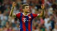 Penyerang Bayern Muenchen, Thomas Muller merayakan selebrasi usai mencetak gol ke gawang Barcelona saat leg kedua semifinal Liga Champions di Allianz Arena, Jerman, Rabu (13/5/2015). Bayern Muenchen menang 3-2 atas Barcelona. (Reuters/Albert Gea)