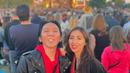 Bahkan, penampilan Bimbim Slank dan sang istri begitu kompak menggunakan busana berwarna merah serta jaket hitam saat menonton konser bersama. Keduanya sering mengunggah momen bersama di akun Instagram masing-masing. (Liputan6.com/IG/@realmemi)