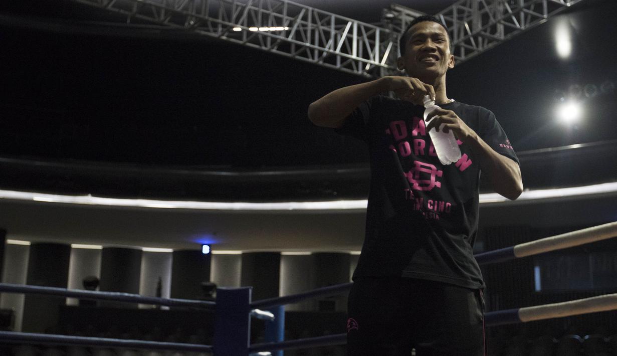 Usai timbang badan, Daud Yordan juga menyempatkan diri mengecek kondisi ring sebelum bertanding. (Bola.com/Vitalis Yogi Trisna)