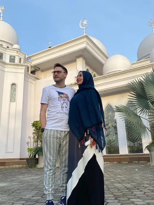 Kini, Cinta Penelope diketahui masih berjuang melawan penyakit kanker yang telah diidapnya dalam beberapa tahun terakhir. Sang suami, Taha Arika terlihat begitu setia menemani Cinta Penelope bahkan terus memberikan semangat. (Liputan6.com/IG/@princess_cinta_penelope)