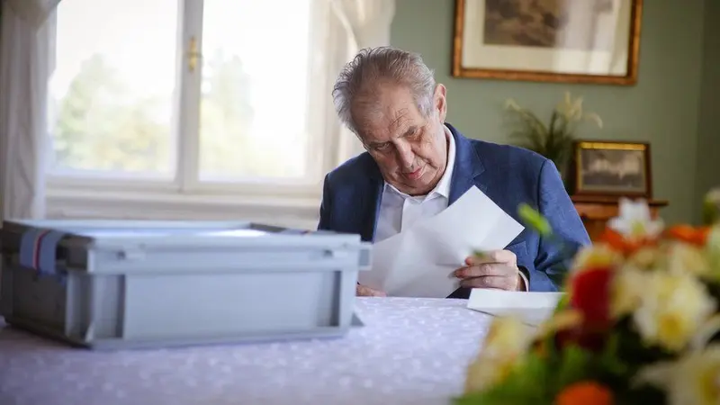 Sebuah kotak suara harus dibawa ke Milos Zeman sehingga dia bisa memilih dalam pemilihan karena kesehatannya yang buruk.