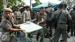 Petugas Satpol PP mengakut lapak pedagang ke atas mobil truk kdi kawasan Senen, Jakarta, Selasa (29/3/2016). Penertiban dilakukan karena lapak PKL yang berada di atas trotoar mengganggu pejalan kaki. (Liputan6.com/Yoppy Renato)