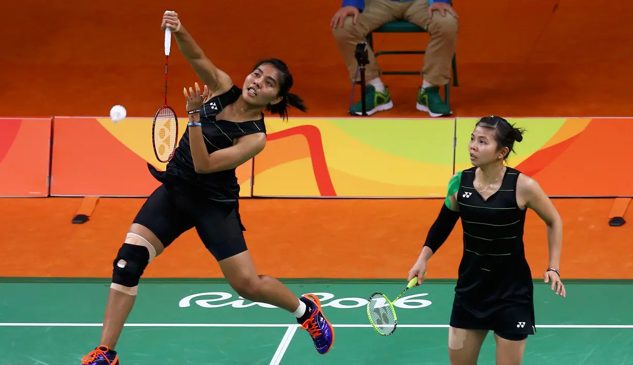 Ganda putri Indonesia, Nitya Krishinda Maheswari dan Greysia Poli saat melawan ganda putri Inggris, pada Olimpiade 2016 di Rio de Janeiro, Brasil, (13/8). Nitya Krishinda Maheswari dan Greysia Polii  menang dengan 21-13, 21-10. (REUTERS/Marcelo del Pozo)