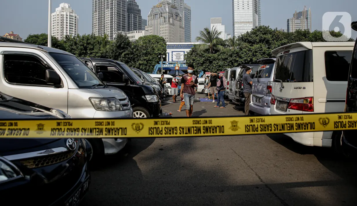 Deratan kendaraan travel gelap yang disita jajaran Direktorat Lalu Lintas Polda Metro Jaya, Jakarta, Kamis (29/4/2021). Sebanyak 115 kendaraan travel gelap diamankan karena diduga kuat mengangkut pemudik di tengah masa pengetatan larangan mudik 2021. (Liputan6.com/Faizal Fanani)