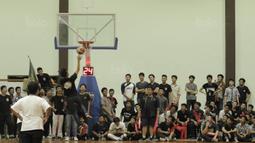 Suasana acara promosi NBA di Kolese Kanisius, Jakarta, Jumat (2/2/2018). Pengenalan NBA ke sekolah ini untuk meningkatkan animo generasi muda Indonesia untuk semakin mengenal dan mencintai basket. (Bola.com/M Iqbal Ichsan)