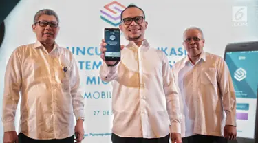 Menteri Ketenagakerjaan Hanif Dhakiri bersama jajarannya menunjukan aplikasi SIPMI saat peluncuran Aplikasi Sistem Informasi Pekerja Migran Indonesia di Kementerian Ketenagakerjaan, Jakarta, Kamis (27/12). (Liputan6.com/Faizal Fanani)