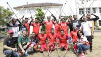 Calon Ketum PSSI, Vijaya Fitriyasa, foto bersama Tim Garuda INAF yang merupakan pesepak bola amputan di Lapangan R.S Suyoto, Jakarta, Sabtu (12/10). Kunjungan ini dilakukan untuk memberi dukungan kepada Tim Garuda INAF jelang Piala Asia Amputee Football 2020. (Bola.com/Vitalis Yogi Trisna)