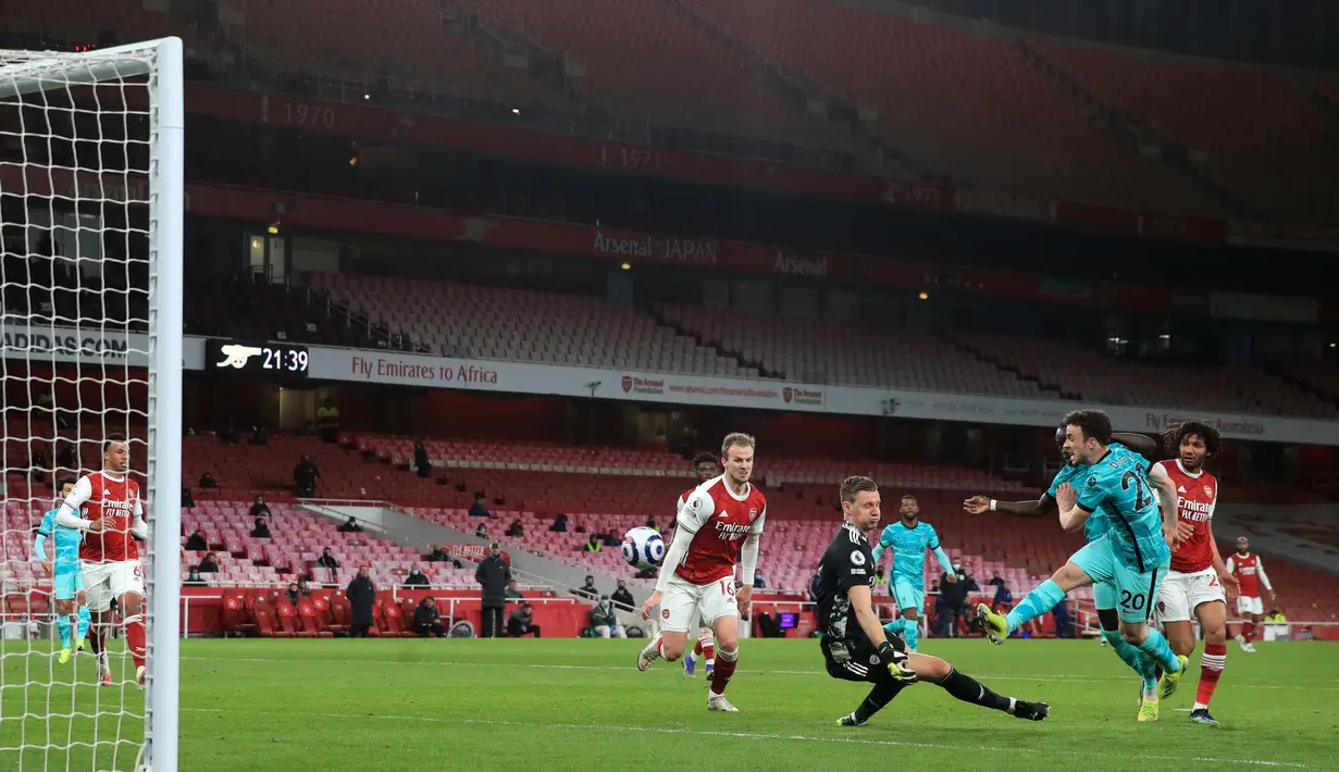 Jota mencetak gol keduanya pada menit ke-81. Mohamed Salah mengirim bola ke kotak penalti dan langsung disambar oleh penyerang asal Portugal itu. (Foto: AFP/Pool/Adam Davy)