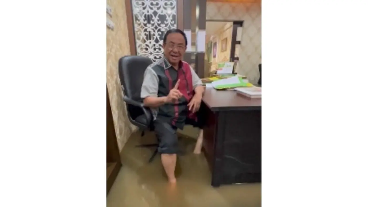 Tangkapan layar Bupati Indragiri Hilir memperlihatkan rumah dinasnya terendam air dari banjir rob atau pasang laut.
