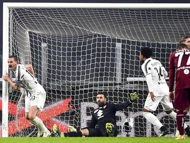 Bek Juventus, Leonardo Bonucci, melakukan selebrasi usai mencetak gol ke gawang Torino pada laga Liga Italia di Stadion Allianz, Minggu (6/12/2020). Juventus menang dengan skor 2-1. (Marco Alpozzi/LaPresse via AP)