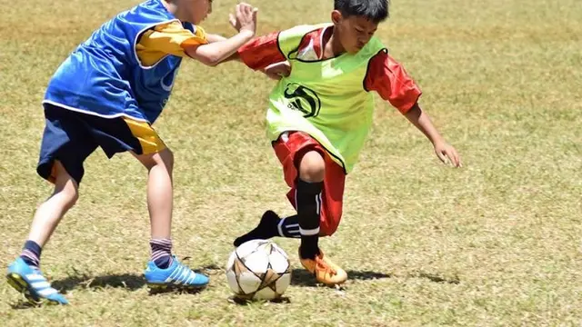 Anak Bermain Sepakbola. (foto: Pinterest).